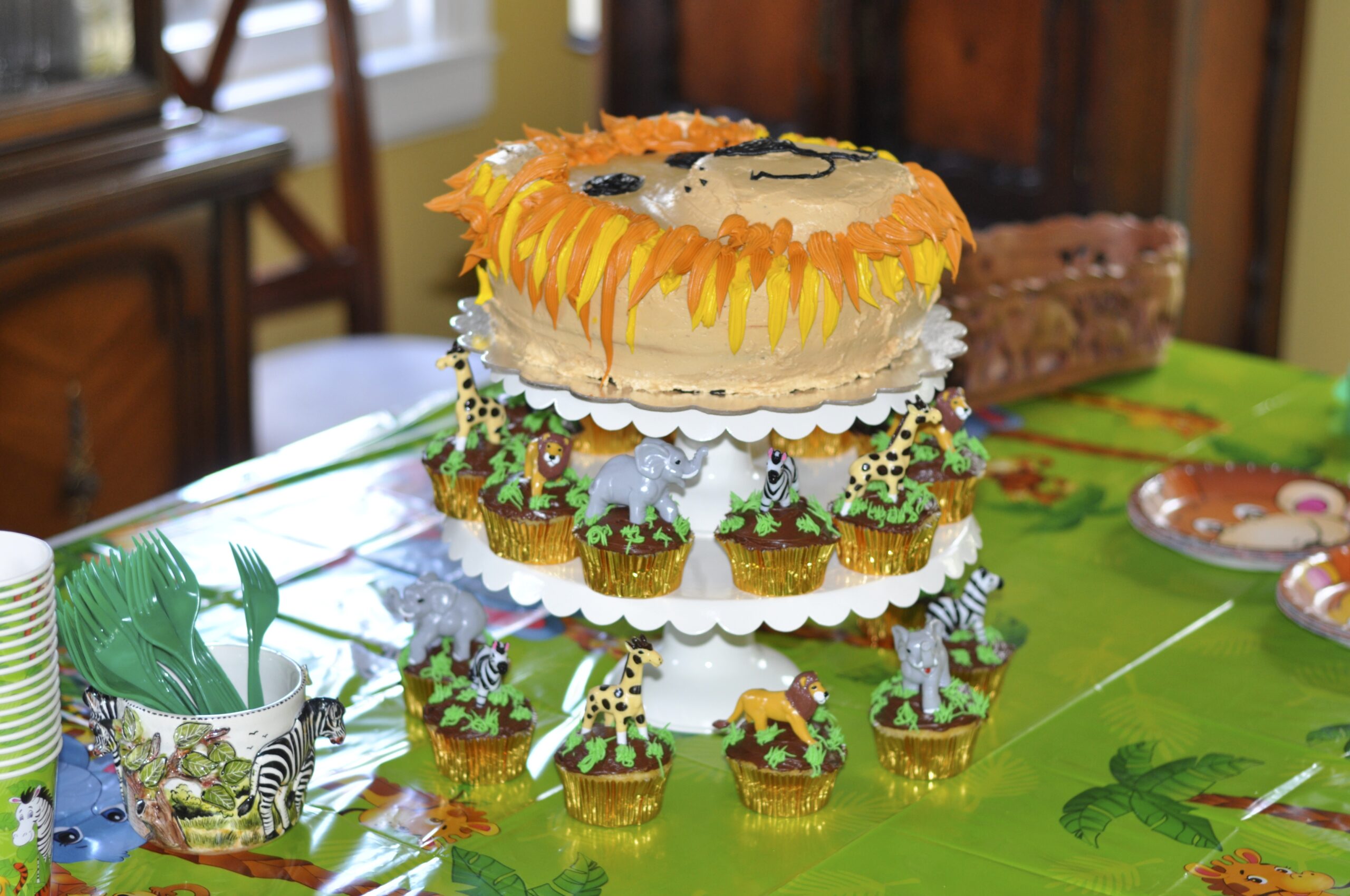 SAFMy first attempt at a decorative cake and cupcakes ~ It was fun!